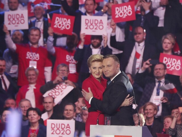 Prezident rapoval na videu. Zbiera peniaze pre zdravotníkov