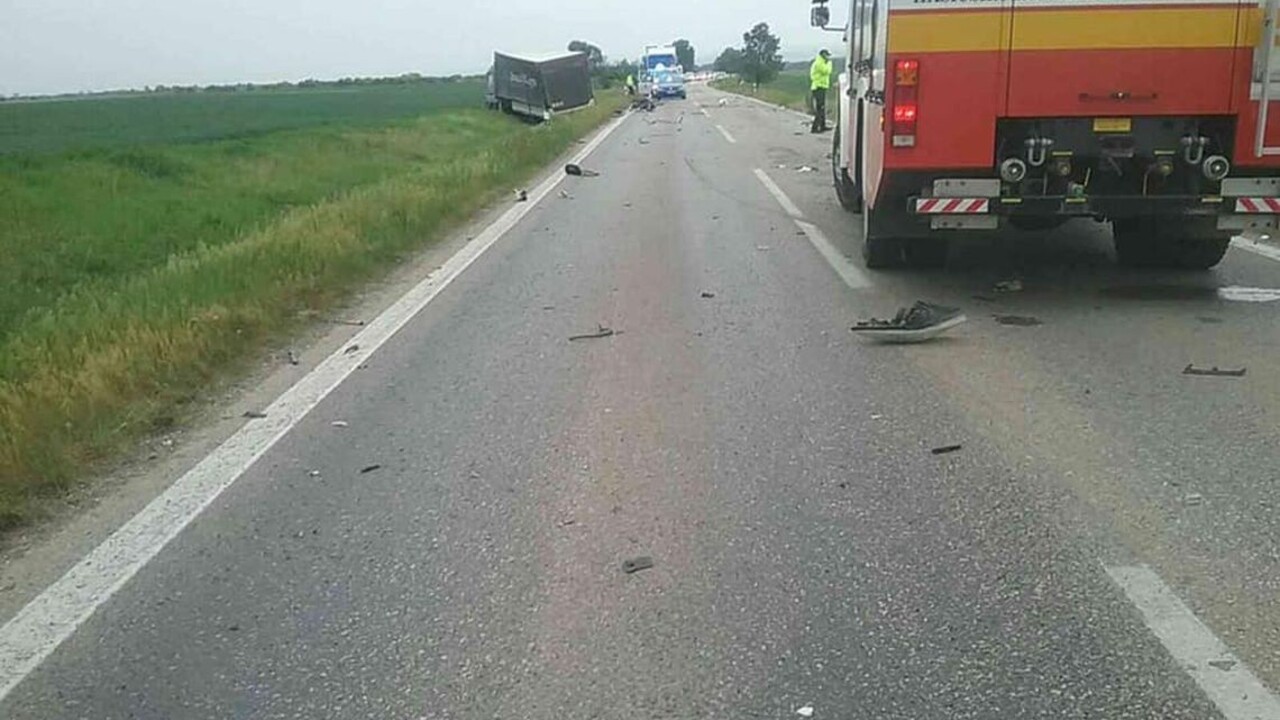 Vážna nehoda si vyžiadala obete, s autami sa zrazil kamión