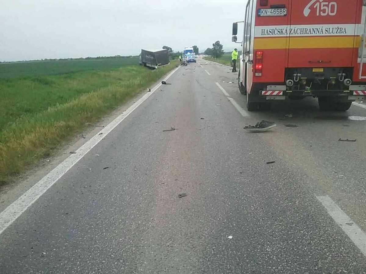Vážna nehoda si vyžiadala obete, s autami sa zrazil kamión