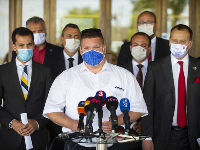 Súkromní dopravcovia prišli pred parlament, koalícia sľubuje pomoc