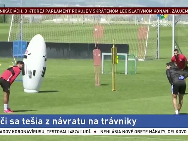 Futbalisti v Španielsku sa tešili ako deti, vrátili sa na trávnik