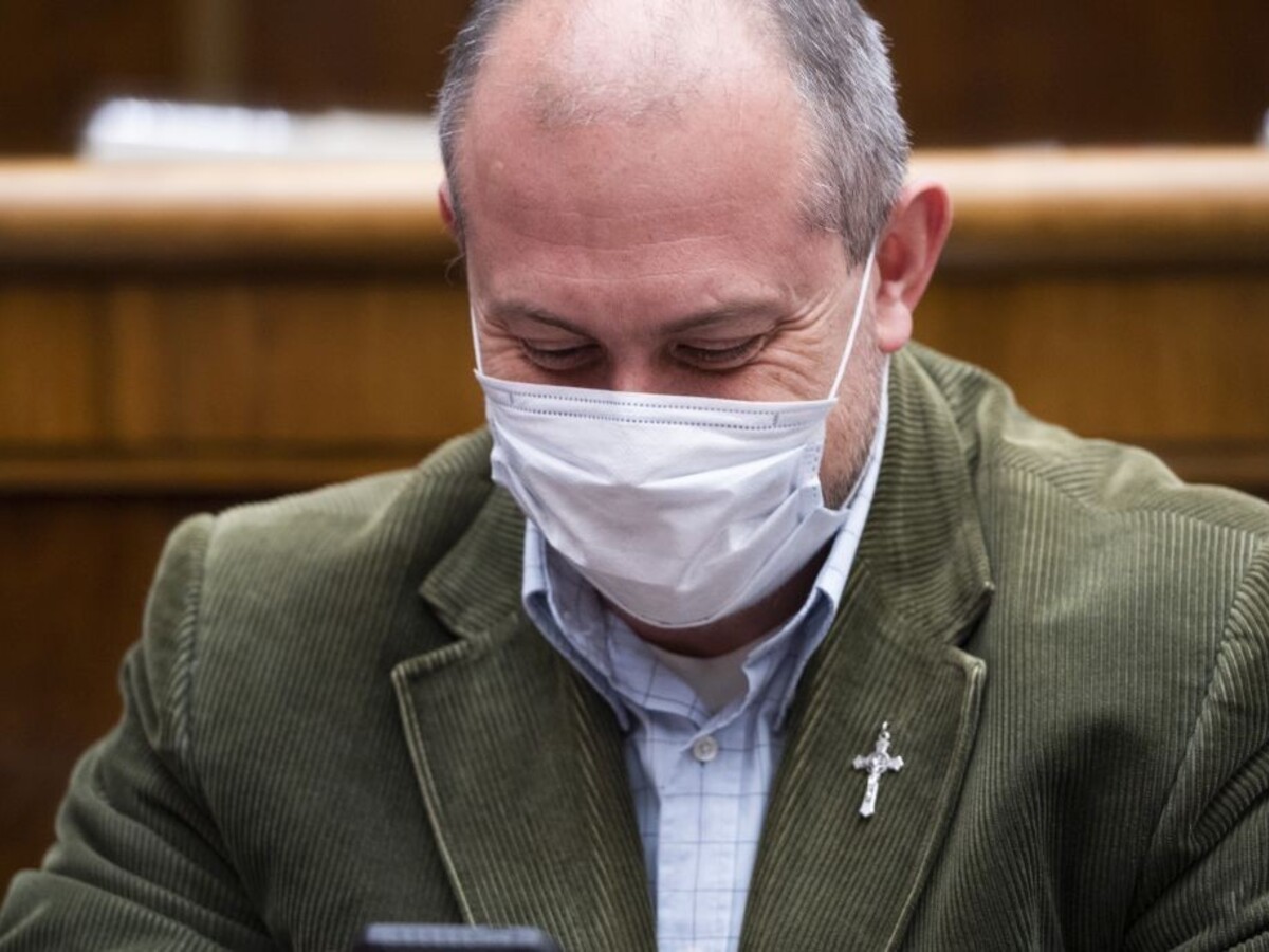 Kotleba neprišiel na súd. Zvážte jeho zatknutie, žiada prokurátor