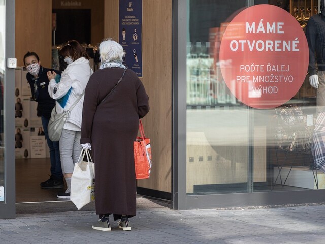 Mnohé obchody nedodržiavajú opatrenia, úrady zistili vyše sto porušení