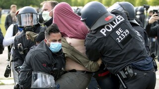 V Nemecku sa demonštrovalo, ľuďom sa nepáčia opatrenia vlády