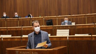 Premiér pripustil výraznejšie uvoľňovanie: Vyzerá to nádejne