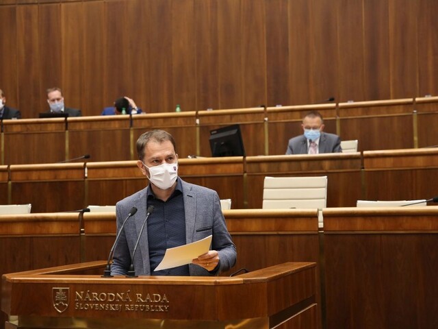 Premiér pripustil výraznejšie uvoľňovanie: Vyzerá to nádejne