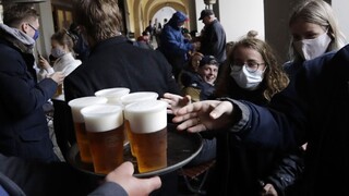 Rúška zostali, mnohé opatrenia zrušili. V ČR skončil núdzový stav