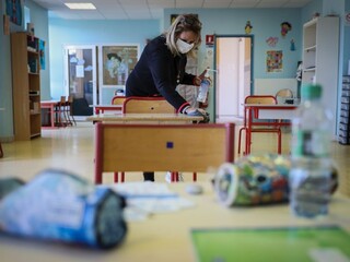 Odborníci sa nevedia zhodnúť, akým rizikom je otvorenie škôl