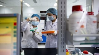 Čína súhlasí s vyšetrovaním pandémie, ale až keď to situácia dovolí