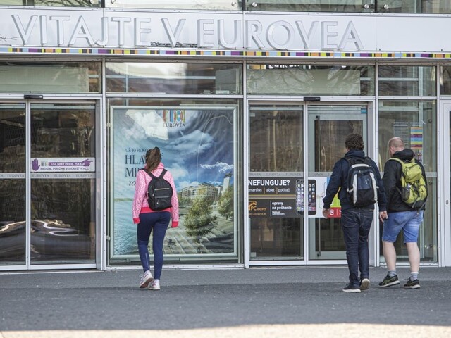 Otvoria aj nákupné centrá, obchodníci chcú náhradu nájomného