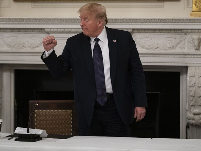 Trump užíva antimalarikum. Verí, že ho ochráni pred vírusom