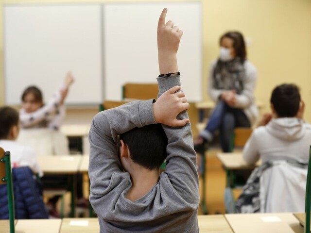 Deti môže po otvorení škôl učiť i stredoškolský pedagóg. Dočasne