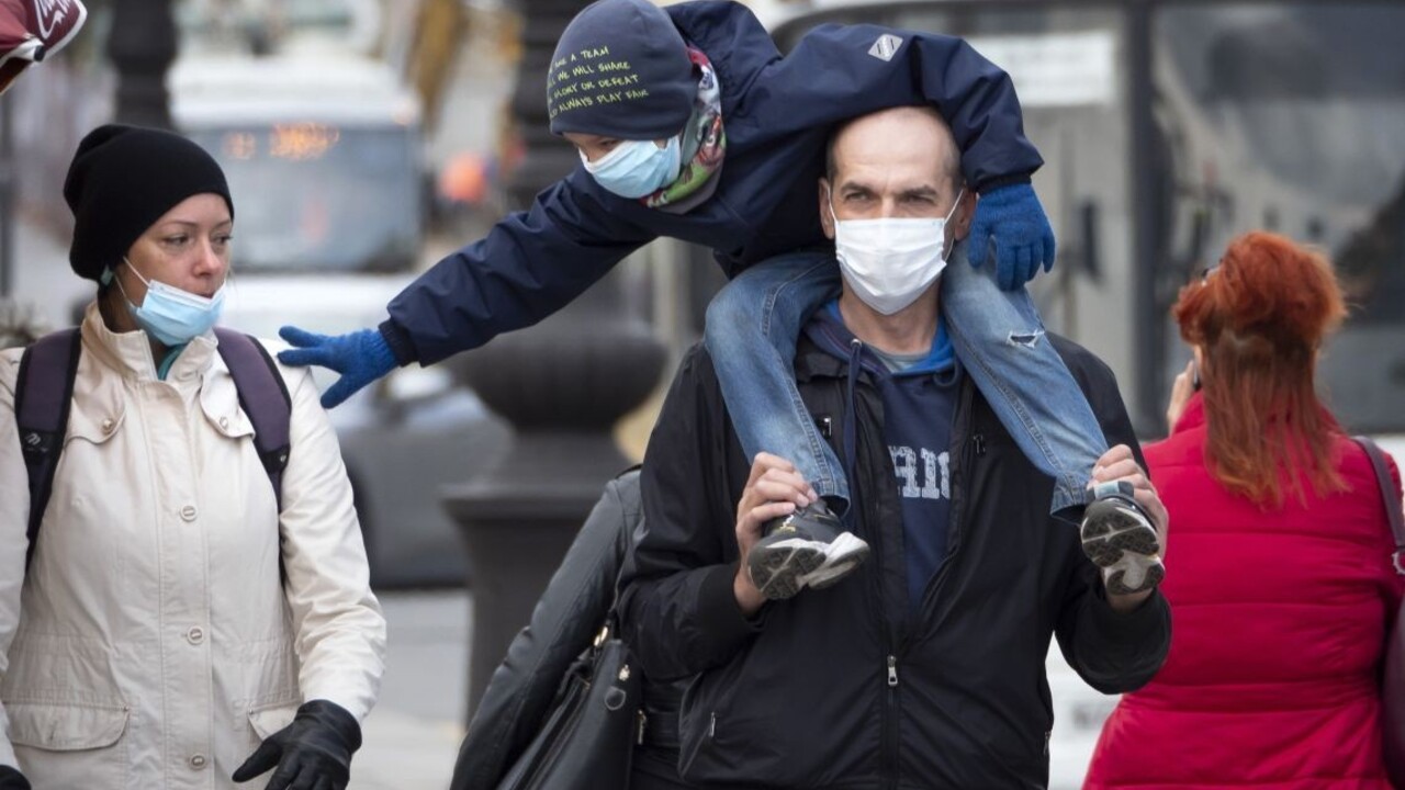 Spresnili, ako to bude s rúškami pri učení, cvičení či fotografovaní