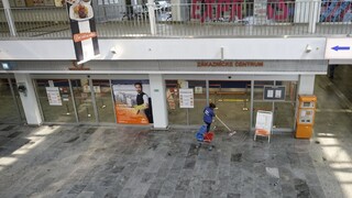 Nákupné centrá začnú fungovať, obchodníkom chýbajú usmernenia