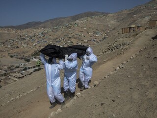 Ako z hororu. Pacienti v Peru zomierajú sediac na stoličkách