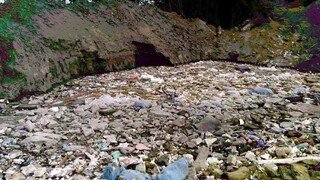 Odpad z nelegálnej skládky vraj vážne znečistil podzemné vody