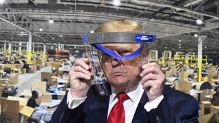 Trump prekonal svoju averziu k maskám, novinárov nepotešil