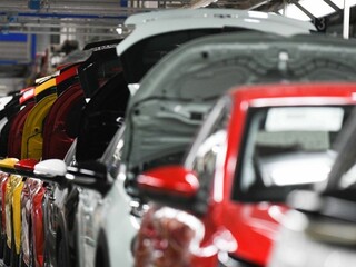 Pôjdu naplno. Trnavská automobilka spúšťa trojzmennú výrobu