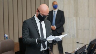 Majú sa učitelia obávať o platy? Znižovať by sa podľa ministra nemali