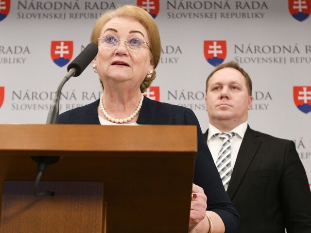 Poslanci chcú opäť sprísňovať potraty, Nicholsonová ich kritizuje