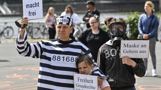 Ľudia vyšli do ulíc protestovať. Uvoľňovanie sa im zdá pomalé