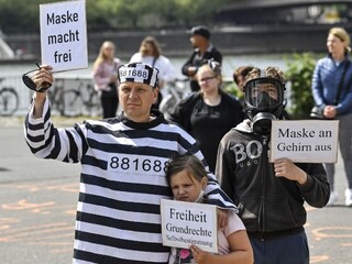 Ľudia vyšli do ulíc protestovať. Uvoľňovanie sa im zdá pomalé