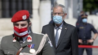 Rakúsky prezident sa kajá, s priateľmi popíjal po záverečnej