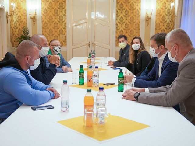 Premiér sa stretol so "svalovcami", ktorí spomalili dopravu na D1