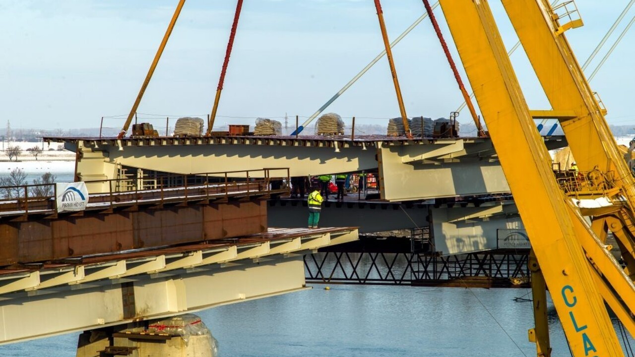 Pomenovali most, ktorý vyrastá medzi Komárnom a Komáromom