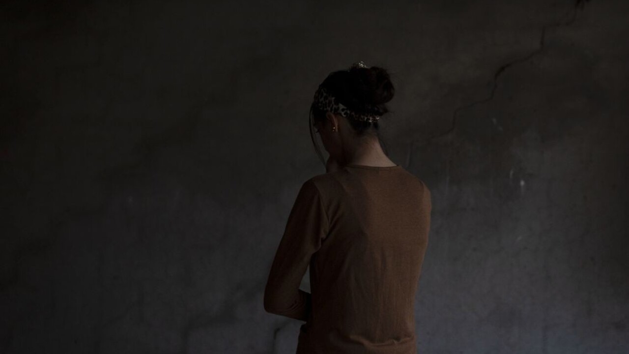 Mladú svedkyňu mal pri vypočúvaní mučiť a znásilniť policajt