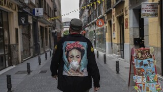 Taliansko spustilo masívne testovanie, Španielsko si uctí obete nákazy
