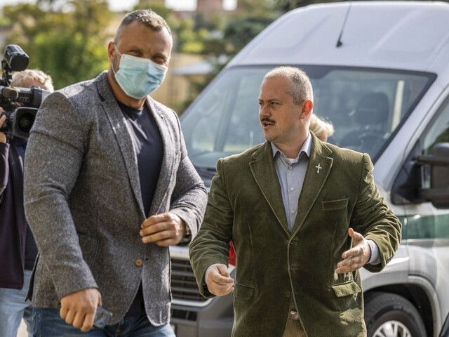 Kotleba tentoraz na súd prišiel. Mazurek aj Uhrík odmietli vypovedať