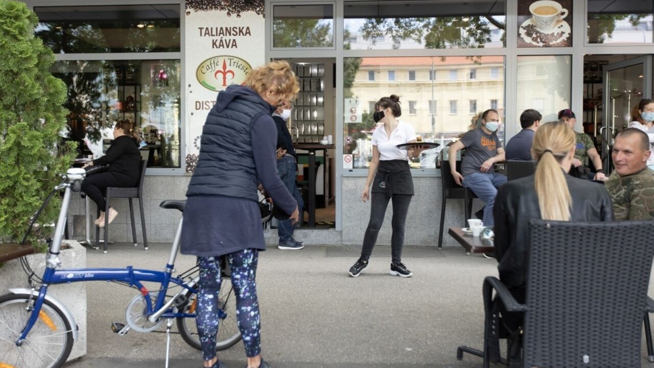 Bratislavským podnikom odpustia daň za terasy, zachráni ich to?