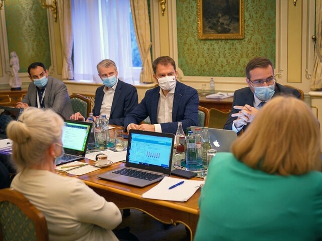 Krízový štáb posudzoval otvorenie hraníc, lety aj núdzový stav