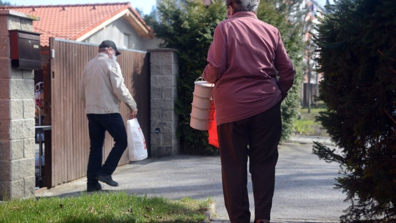 Odborníci prerokujú ďalšie uvoľňovanie, na rade sú sociálne služby