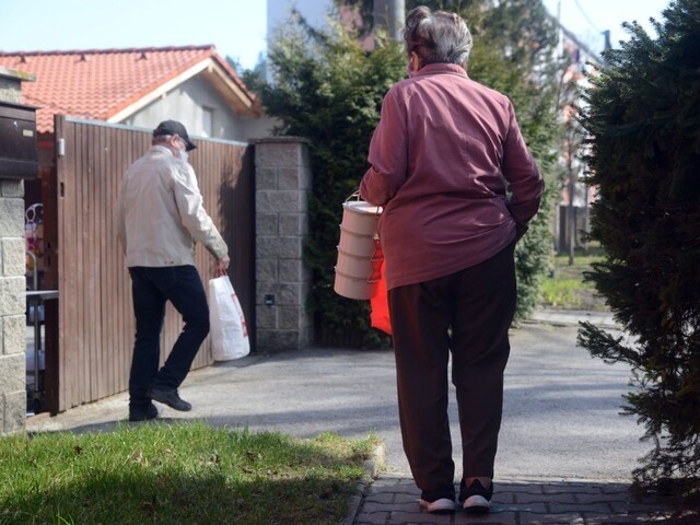 Odborníci prerokujú ďalšie uvoľňovanie, na rade sú sociálne služby