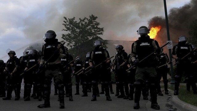Obvineného policajta za smrť Afroameričana vzali do väzby
