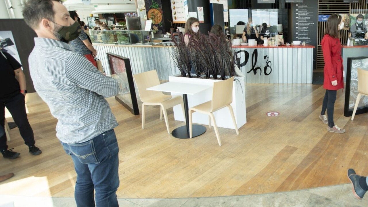 Buďme ostražití, varuje premiér. Vírus vraj výrazne naberá na sile