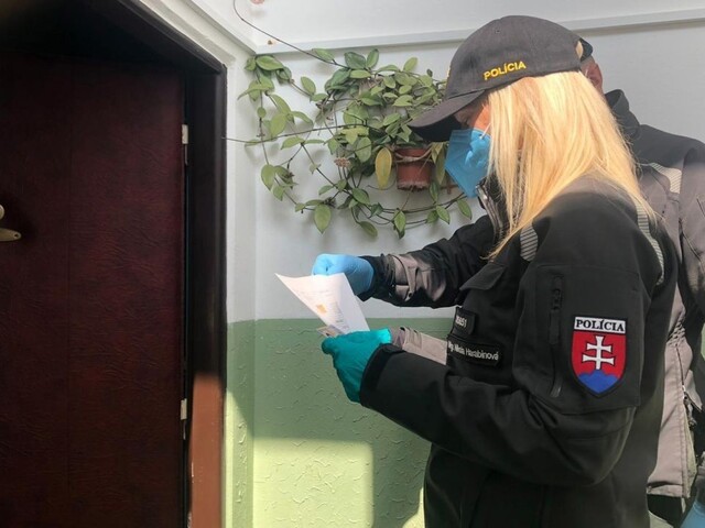 Noví nakazení ani obete nepribudli, do lavíc sa vrátia školáci