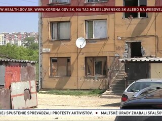 V byte nemajú elektrinu ani teplú vodu, vraj si za to môžu sami
