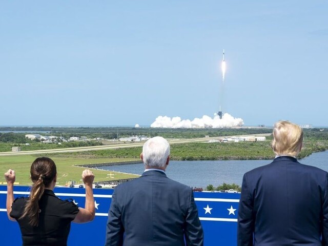 Historický let sledoval i Trump, SpaceX chce kolonizovať Mars