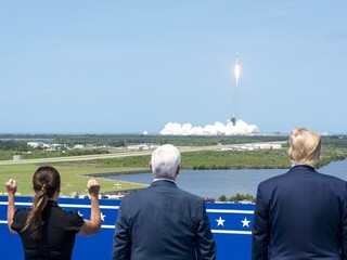 Historický let sledoval i Trump, SpaceX chce kolonizovať Mars