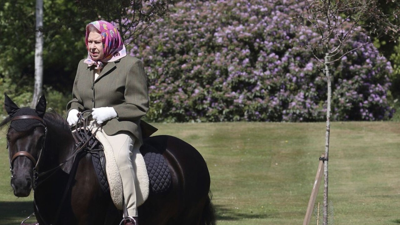 Britská kráľovná vyšla z izolácie, odfotografovali ju na poníkovi