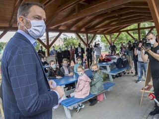 Premiér na základnej škole symbolicky odučil vyučovaciu hodinu