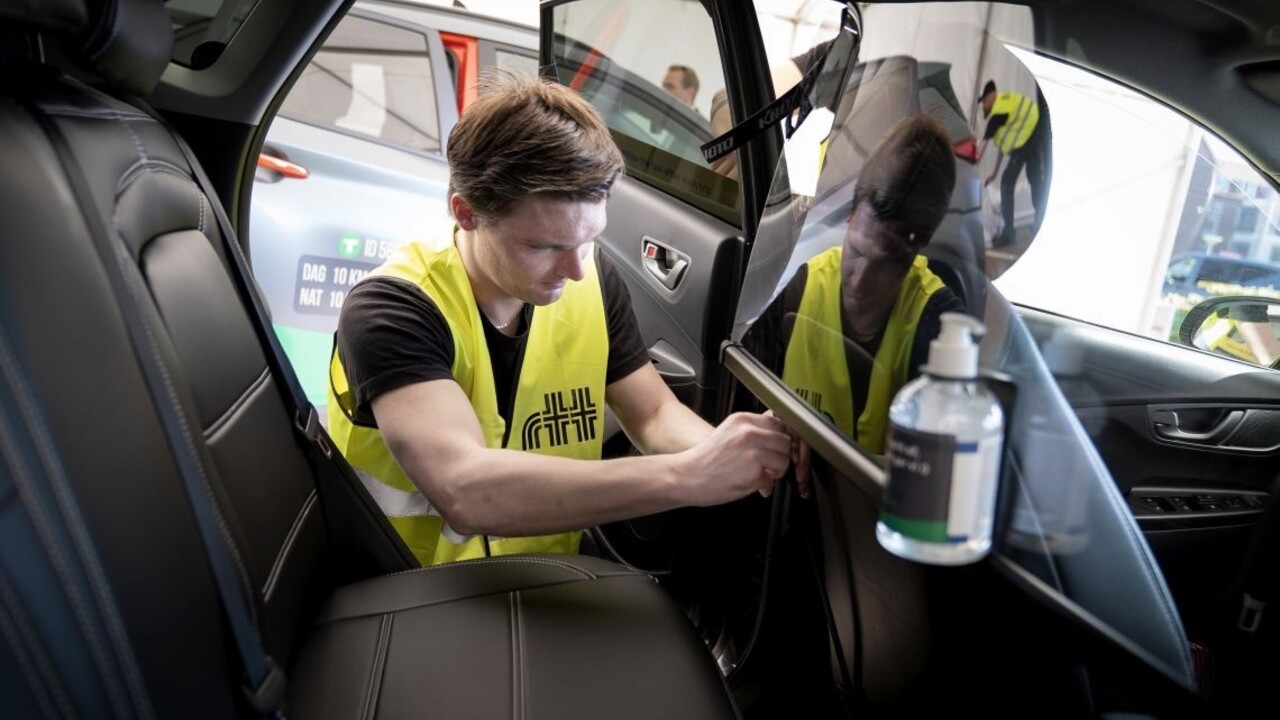 Taxíky budú môcť jazdiť bez fólie, premiér hovoril i o predaji v nedeľu