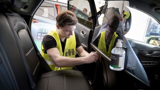 Taxíky budú môcť jazdiť bez fólie, premiér hovoril i o predaji v nedeľu