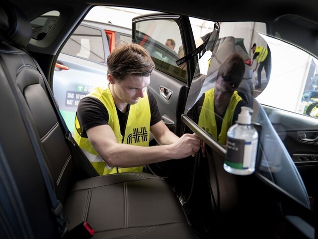 Taxíky budú môcť jazdiť bez fólie, premiér hovoril i o predaji v nedeľu