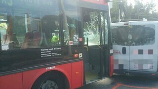 Havaroval autobus bratislavskej MHD, hlásia viacero zranených
