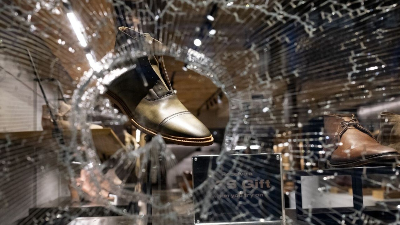 Vyrabovali luxusné newyorské obchody, zatýkalo sa vo veľkom