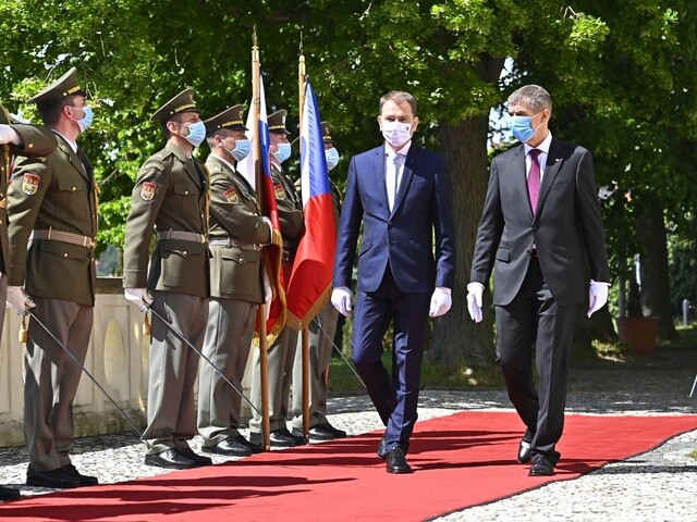 Režim na hraniciach sa úplne uvoľní, oznámili premiéri v Prahe
